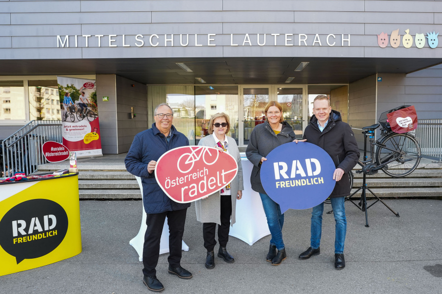 Landesstatthalter Christof Bitschi, Gemeinderat Walter Pfanner, Dir. Gabriele Dünser und Radkoordinatorin Anna Schwerzler-Nigg 